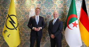 Florian Huettl, CEO Opel, avec Samir Cherfan, Directeur des opérations (COO) du groupe Stellantis