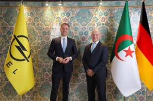 Florian Huettl, CEO Opel, avec Samir Cherfan, Directeur des opérations (COO) du groupe Stellantis