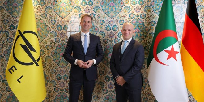 Florian Huettl, CEO Opel, avec Samir Cherfan, Directeur des opérations (COO) du groupe Stellantis