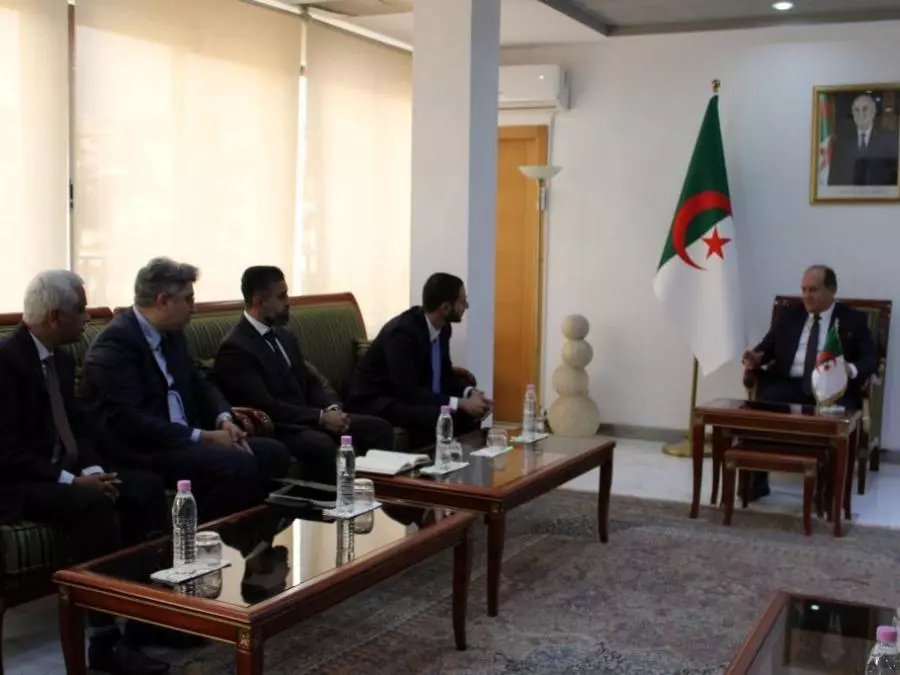 Industrie automobile : Ghrieb examine avec une délégation omanaise le lancement de l’usine Hyundai en Algérie